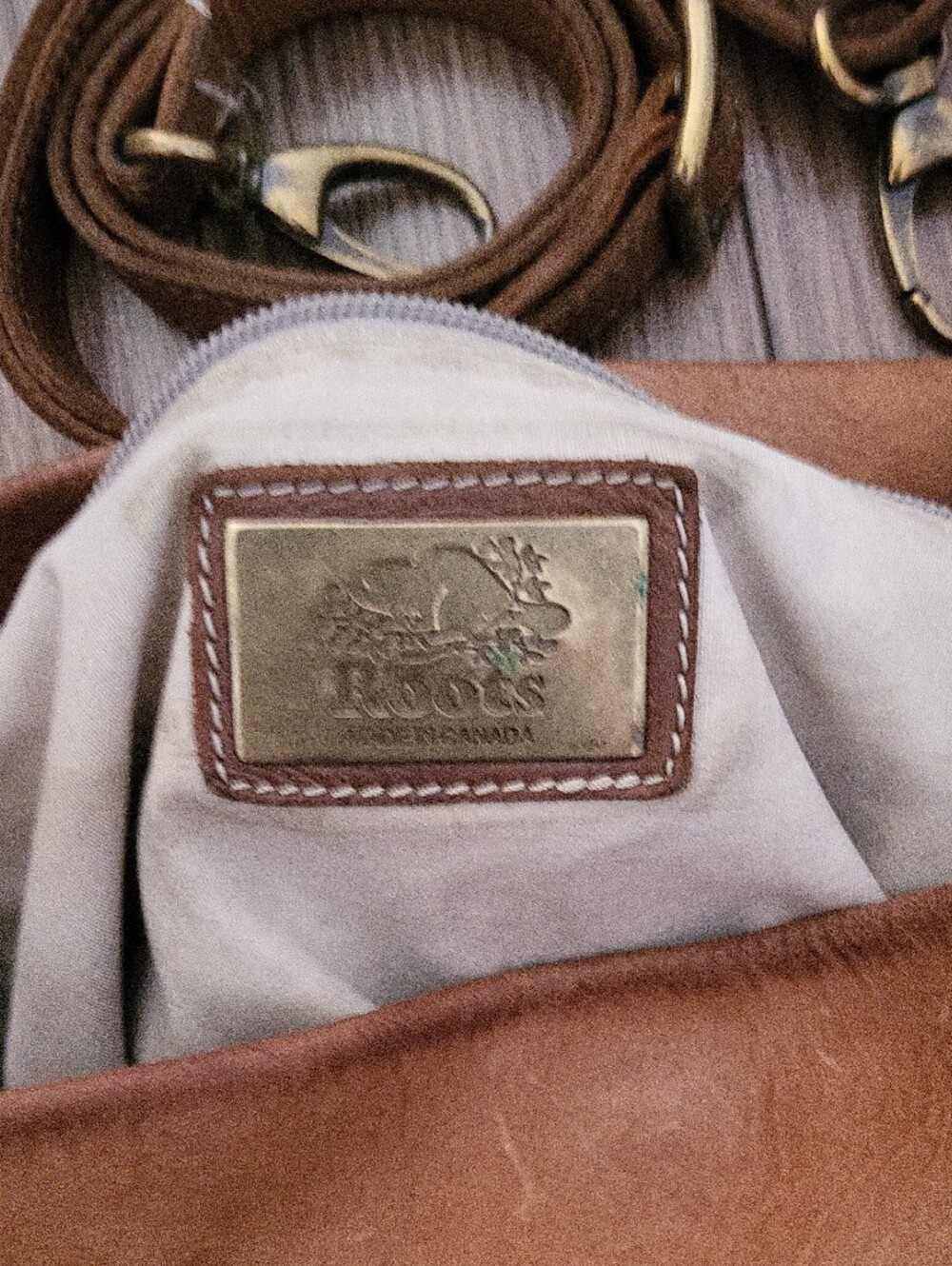 Roots Tribe Leather Shoulder Bag with Front Zip - Picture 8 of 10